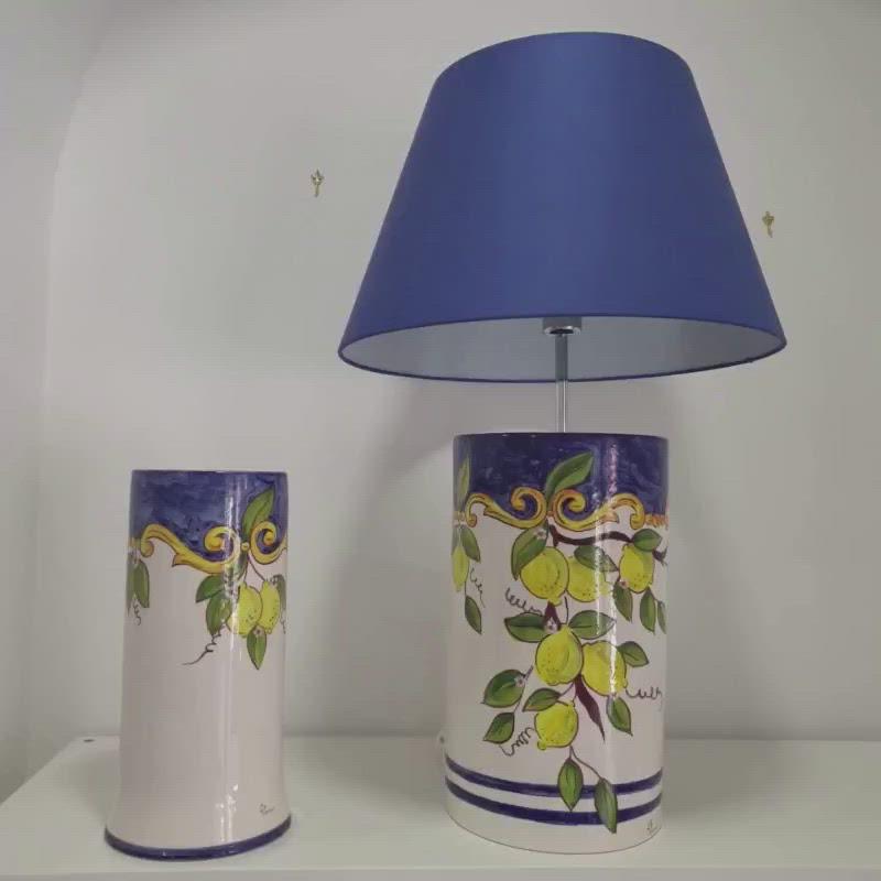 Lampada blu, base in ceramica con disegno limoni -  Gli Alberelli - Romanelli Eventi